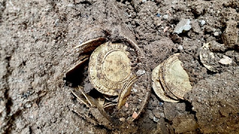 They've Struck Gold! Fortunate Couple Unearth 264 Gold Coins Dating Back to the Reign of King James I Hidden Beneath Their Kitchen Floor, Raking in £754,000 at Auction They've Struck Gold! Fortunate Couple Unearth 264 Gold Coins Dating Back to the Reign of King James I Hidden Beneath Their Kitchen Floor, Raking in £754,000 at Auction