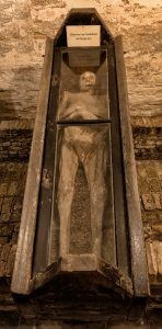 mummy-mummies-mummiekelder-crypt-cellar-church-wiuwert-friesland-netherlands-holland-naturally-mummified-goldsmith-girl-tuberculosis-man-ulcer-cat-birds_7