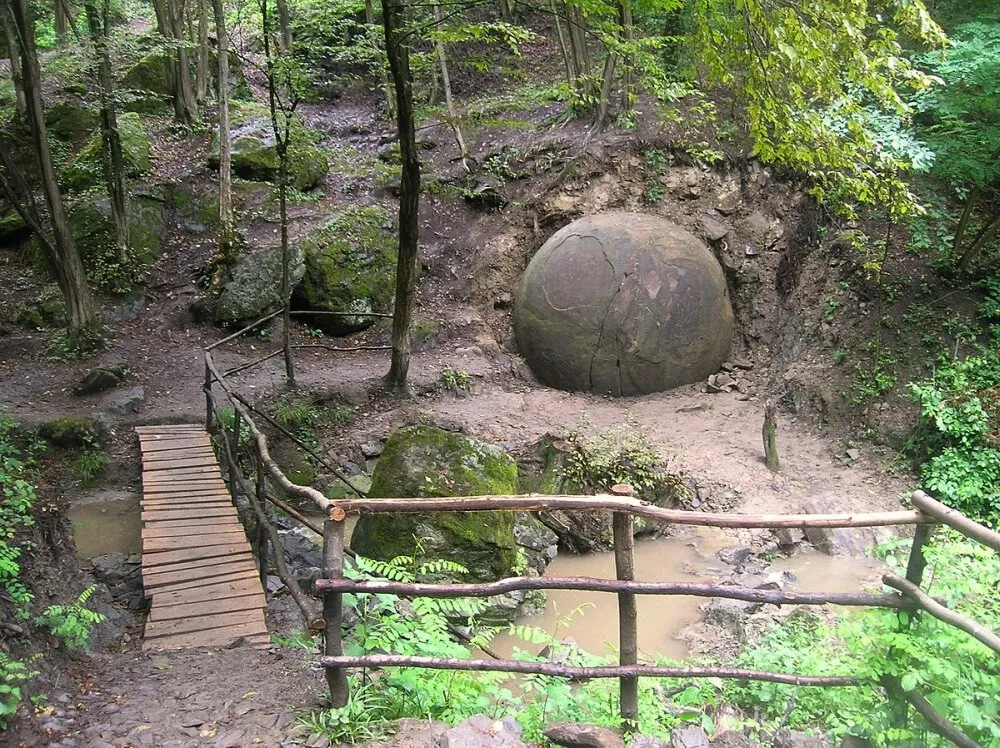 Discovering the giant stone ball in Bosnia, experts believe it comes from a lost civilization.nguyen01