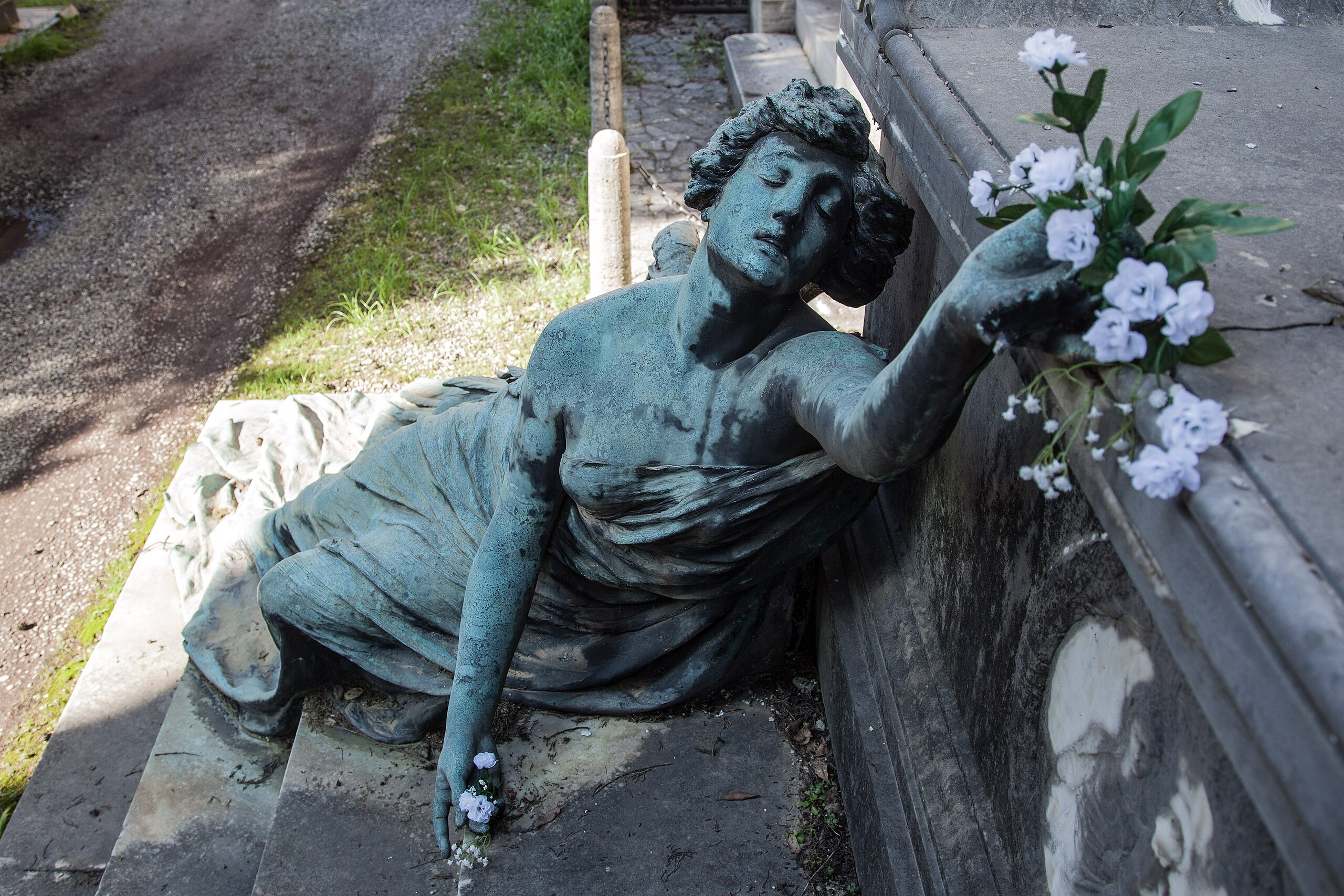 Exploring the Calcagno Family Burial Monument: A Symbol of Sorrow and Serenity - Beauty in USA