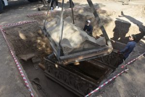 two-roman-era-sarcophagi-found-in-northwestern-turkey-55754-1