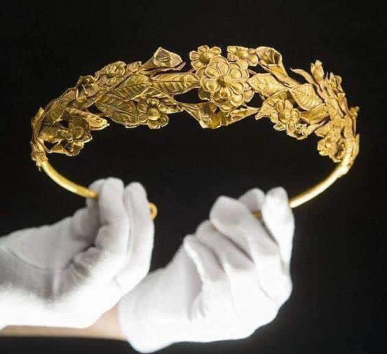 A golden wreath of Greeks