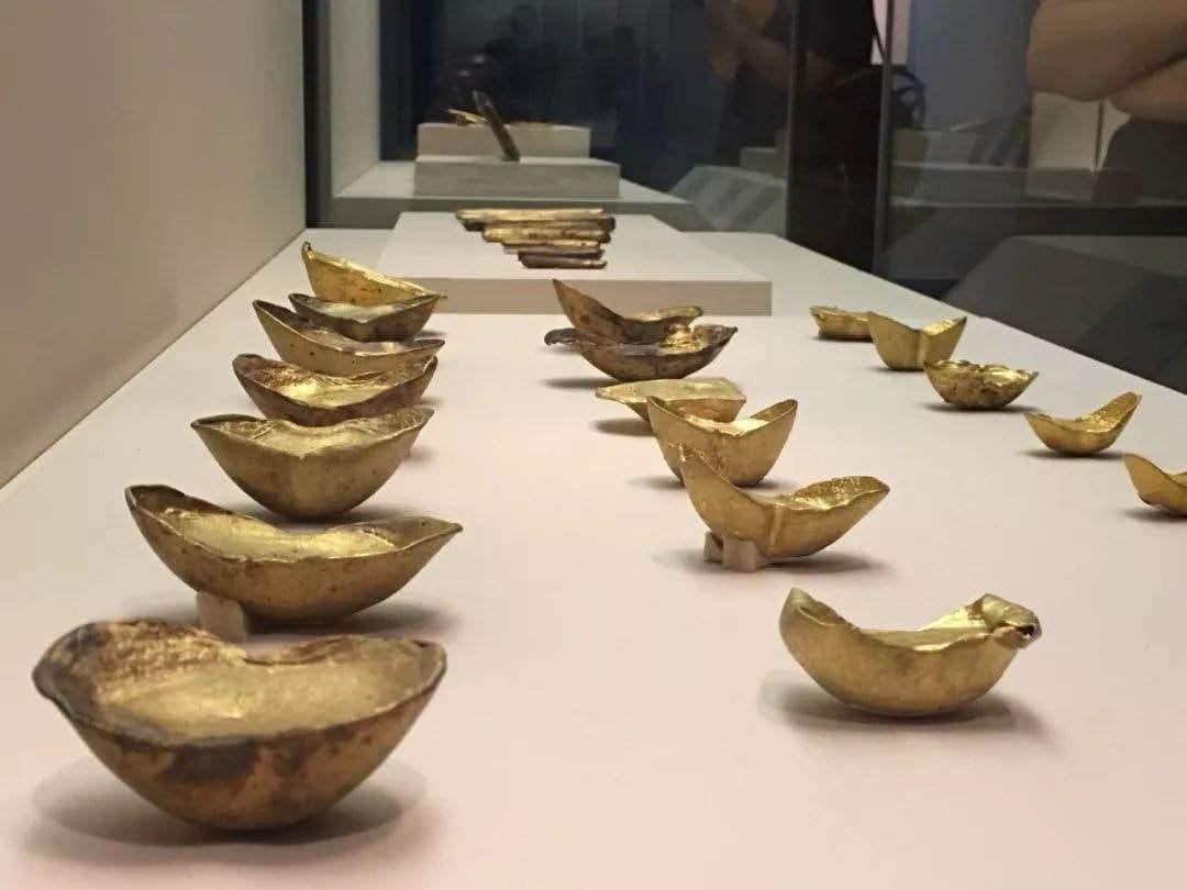 Hundreds of silver ingots were exposed on the riverbank, revealing a huge Treasure of more than 30,000 treasures at the bottom of the river, shocking the entire archaeological community.