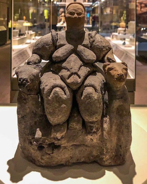 Seated Woman of Çatalhöyük (6000 BC)