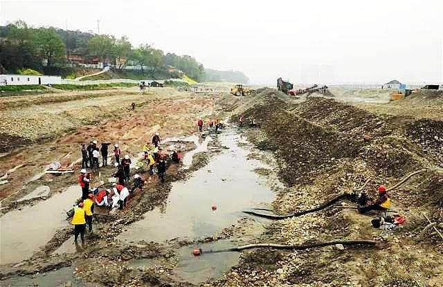 Hundreds of silver ingots were exposed on the riverbank, revealing a huge Treasure of more than 30,000 treasures at the bottom of the river, shocking the entire archaeological community.