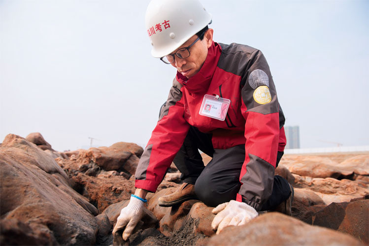 Hundreds of silver ingots were exposed on the riverbank, revealing a huge Treasure of more than 30,000 treasures at the bottom of the river, shocking the entire archaeological community.