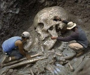 amazing-findings-from-the-5500-year-old-giant-10m-high-tomb-in-romania-31312-3-1